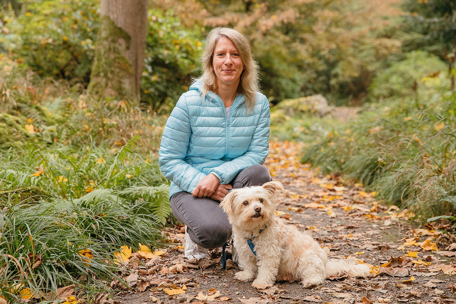 Hundetrainerin mit Hund im Portrait